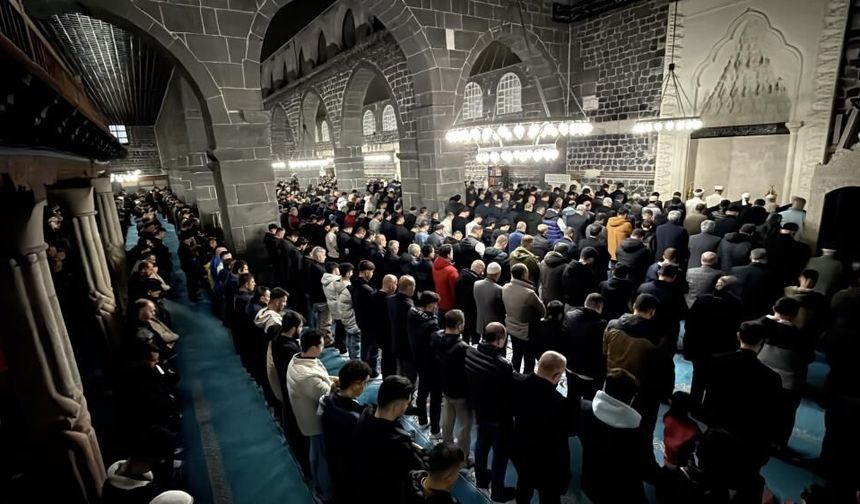 Diyarbakır Ulu Cami’de binler saf tuttu!
