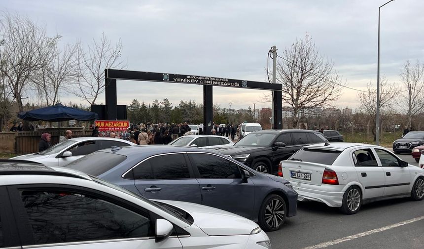 Dualar göğe, trafik yere çakıldı: Diyarbakır’da arife mesaisi