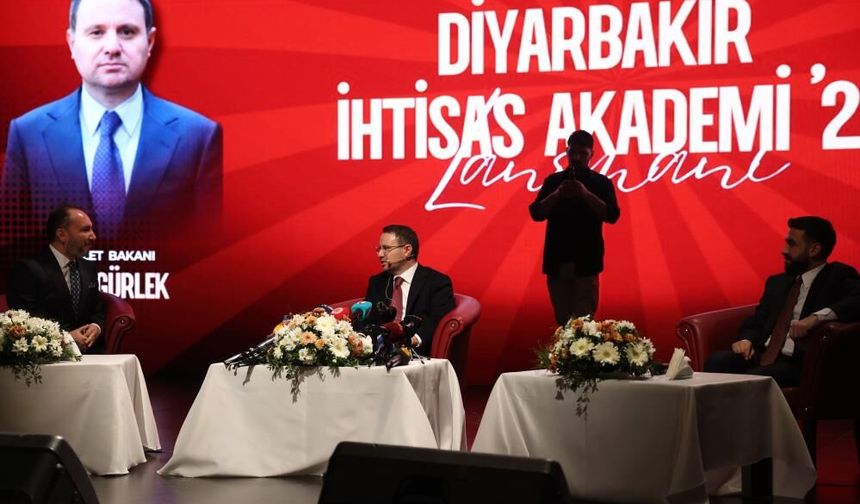 Gürlek Diyarbakır’da duyurdu: Sosyal medyaya TC kimlikle giriş geliyor