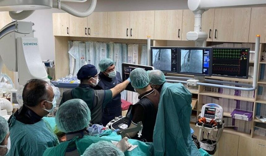 Diyarbakır’da kalpte çifte müdahale aynı anda yapıldı