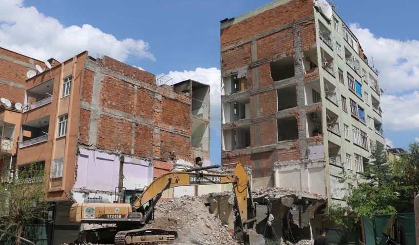 Diyarbakır’da bina yıkımında büyük dikkatsizlik: Sağlam bina hasar aldı