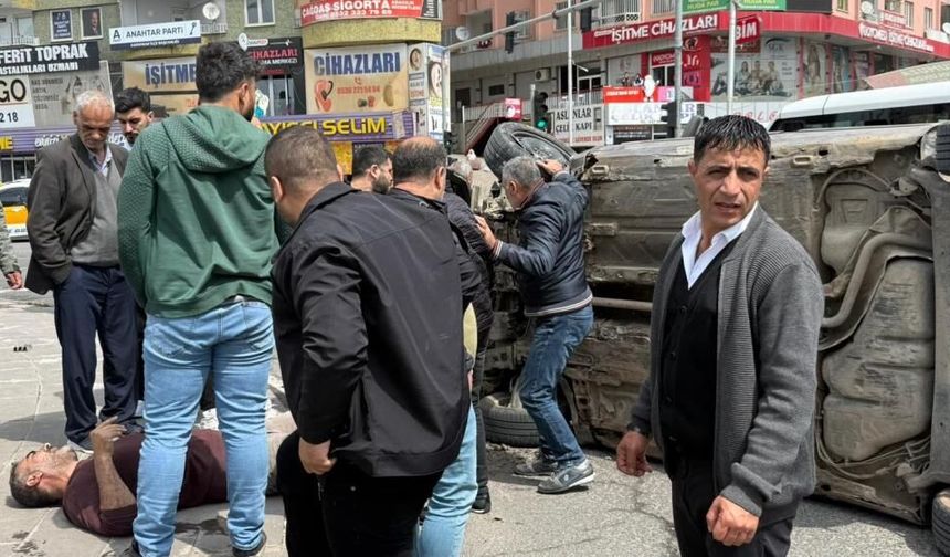 Diyarbakır’da korkutan kaza: otomobil kaldırıma çarpıp yan yattı