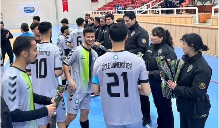 Diyarbakır’da polisleri duygulandıran jest