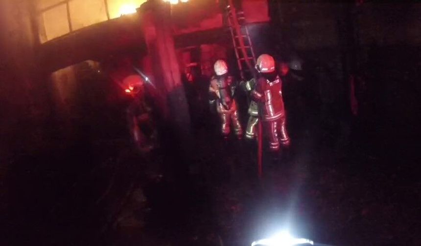 Diyarbakır'da oto tamircideki yangın kask kamerasında