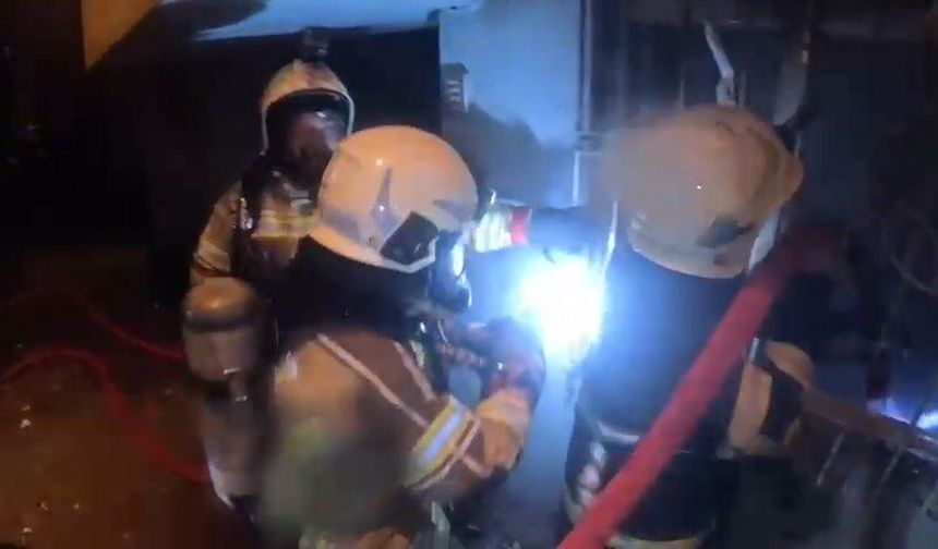 Diyarbakır’da ev yangını söndürme çalışmaları kask kamerasında