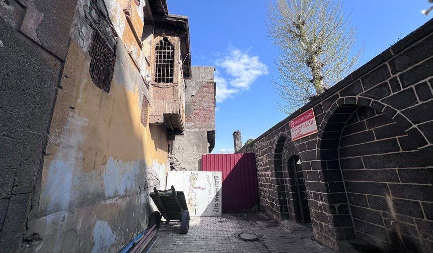 Diyarbakır’da korkutan görüntü: Cami cemaati tedirgin!