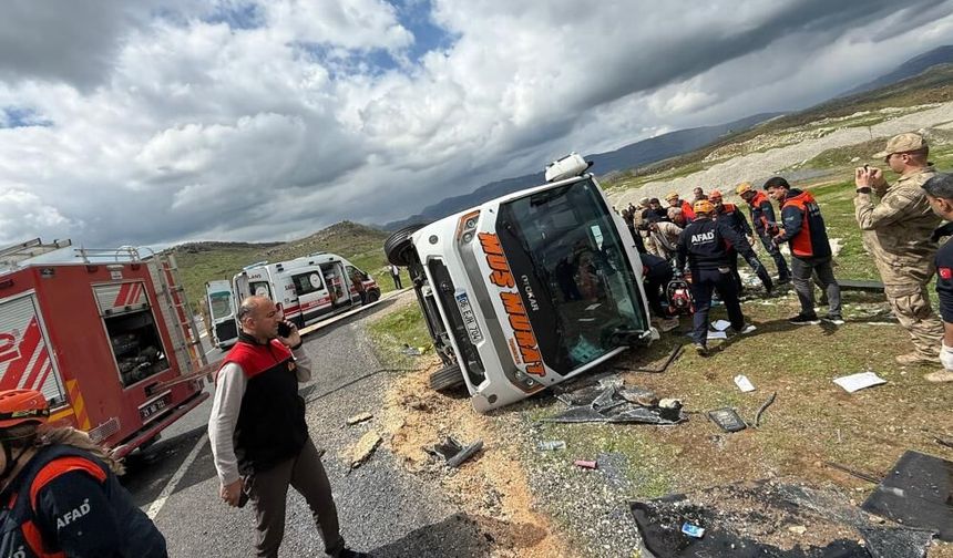 Diyarbakır’da yolcu otobüsü devrildi: Ölü ve yaralılar var