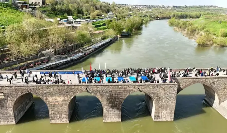 Diyarbakır’da tarihi köprüde rekor etkinlik: Bin sporcu aynı anda oynadı