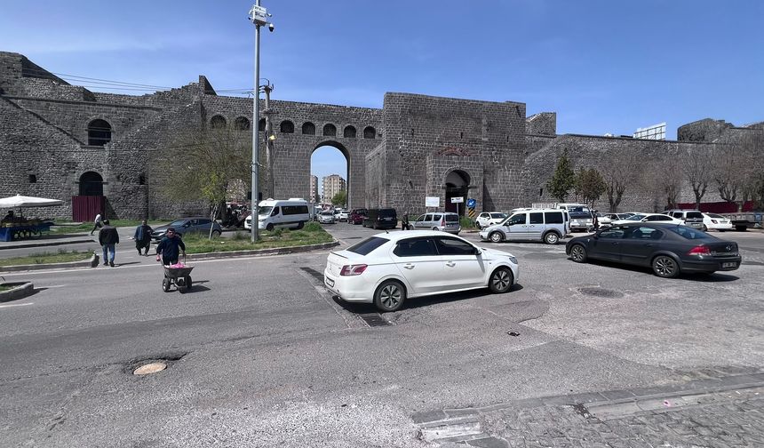 Diyarbakır Sur’da bitmeyen sorun; Çöken yol, açılmayan kapı!