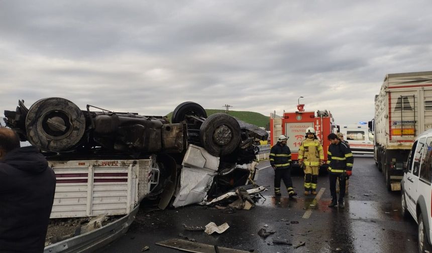 Diyarbakır’da korkutan kaza: Briket yüklü TIR devrildi