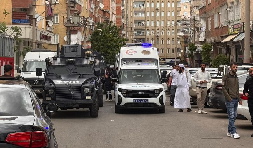 Diyarbakır'da tekmeli, yumruklu kavga: Yaralılar var