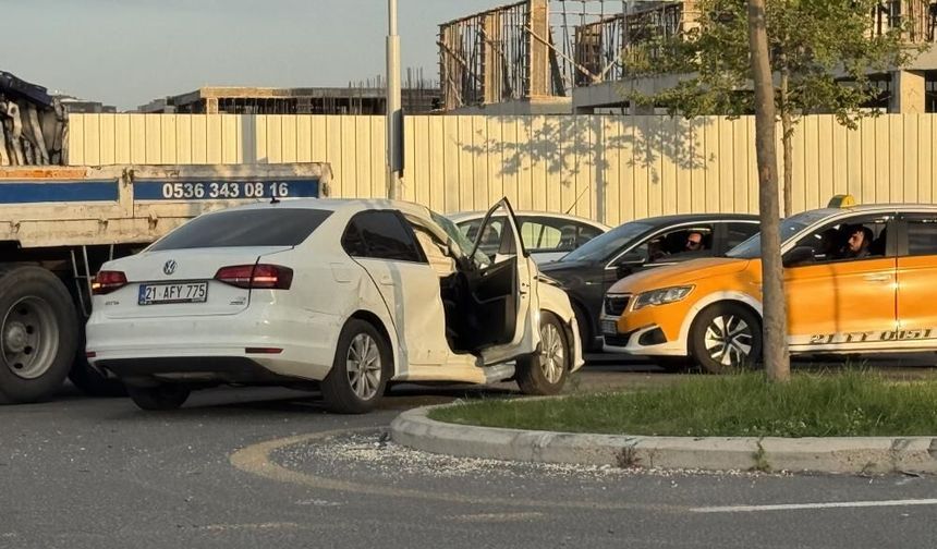Diyarbakır'da minibüs ile otomobil çarpıştı: Yaralılar var