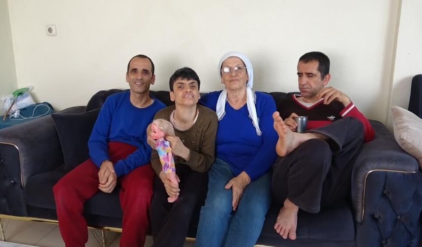 Ömrünü engelli evlatlarına adadı