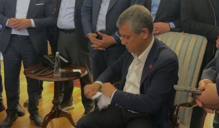 Özgür Özel mutlak butlan tebligatını yırttı