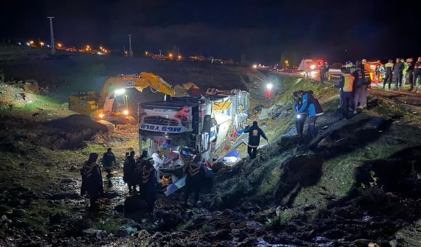 Korkunç kazada yolcu otobüsü devrildi: 4 ölü, çok sayıda yaralı