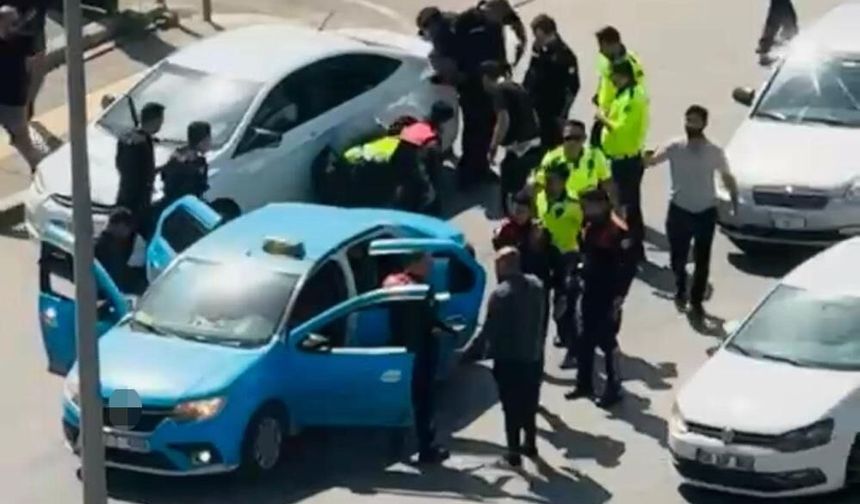 Taksiciyi rehin alıp, polisle çatıştı