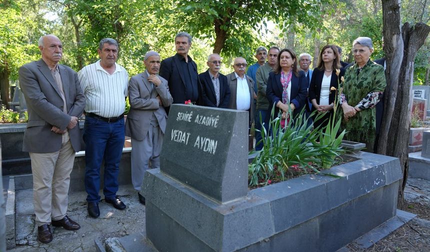 Diyarbakır Eşbaşkanı Bucak, Vedat Aydın’ın mezarını ziyaret etti