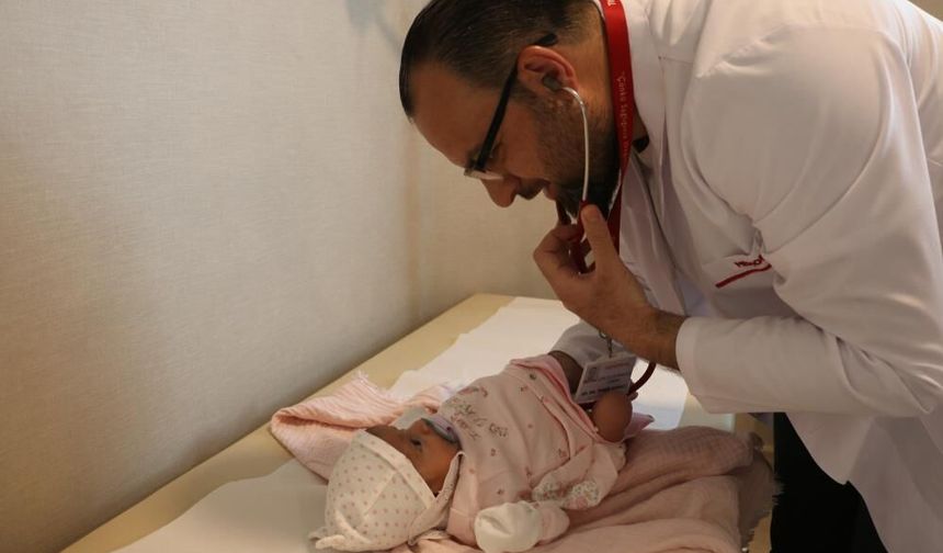 Yaşamaz denilen bebek Diyarbakır'da hayata tutundu