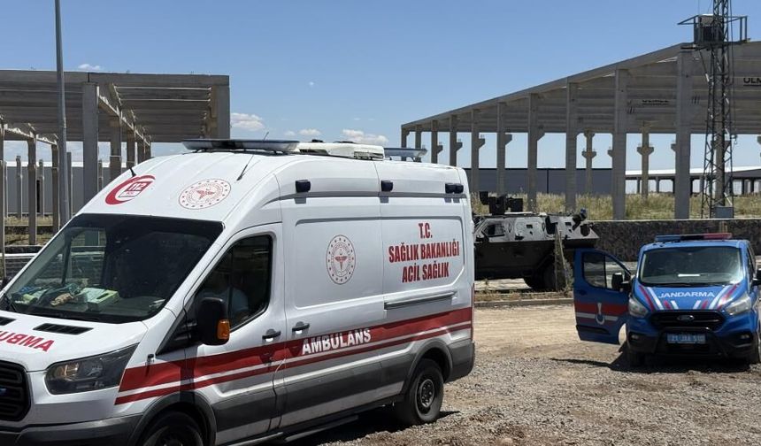 Diyarbakır’da 15 tonluk beton blok altında kaldılar: Ölü ve yaralı var