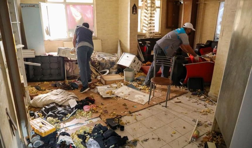 Diyarbakır’da şoke eden manzara: Bir evden 3 kamyon çöp çıktı