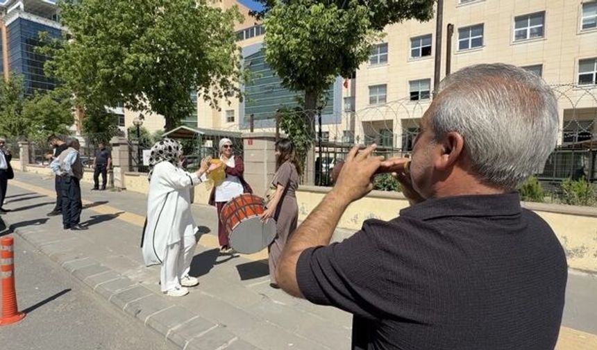 Diyarbakır’da davullu zurnalı boşanma kutlaması