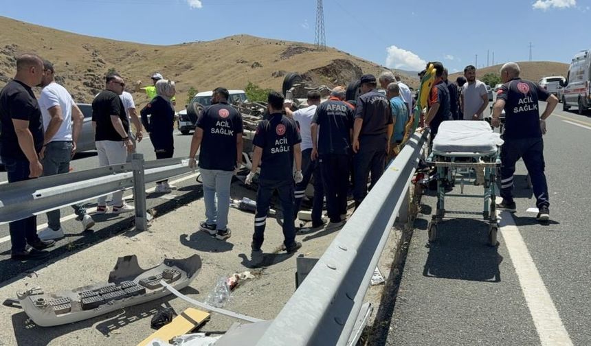 Elazığ-Diyarbakır yolunda kaza: Kamyonet su kanalına devrildi