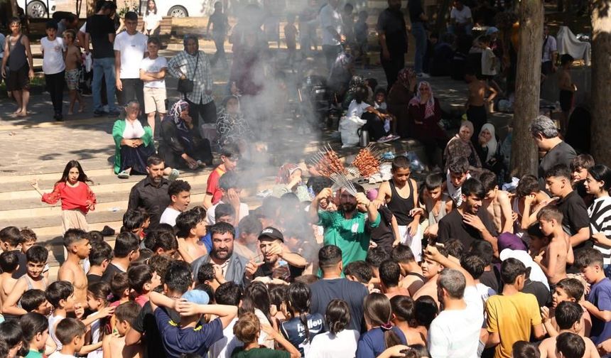 Diyarbakır’da sıra dışı görüntü: Havuz başında ciğer şöleni