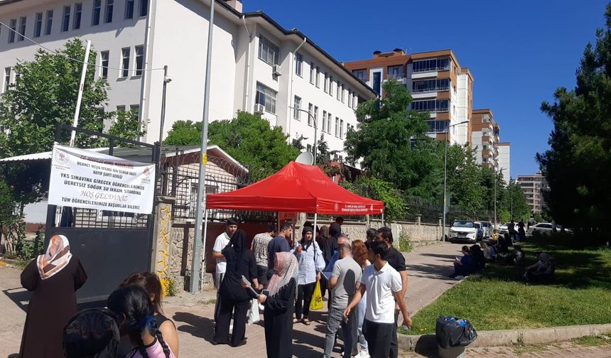 Diyarbakır’da sınav maratonunda serinleten hizmet