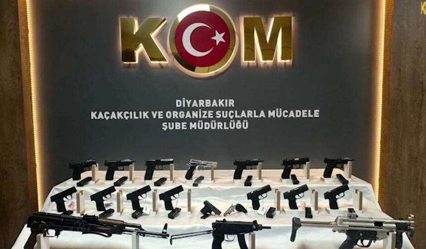 Diyarbakır'da şüpheli araçtan cephanelik çıktı
