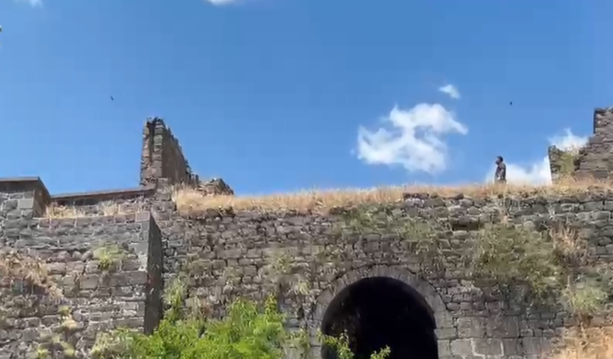 Diyarbakır Surlarında intihar girişimi