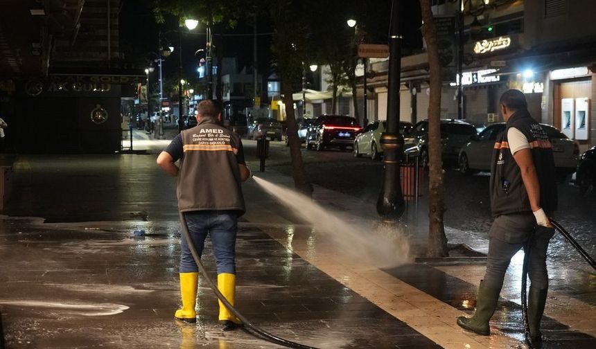 Diyarbakır’da Sur’un tarihi sokaklarında gece mesaisi