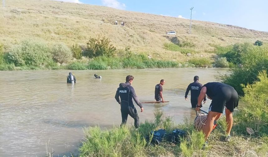 Diyarbakırlı iki kardeşi akıntı ayırdı