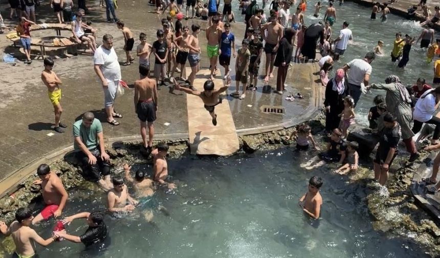 Diyarbakır’da 40 dereceyi aşan sıcakta Anzele Parkı doldu taştı