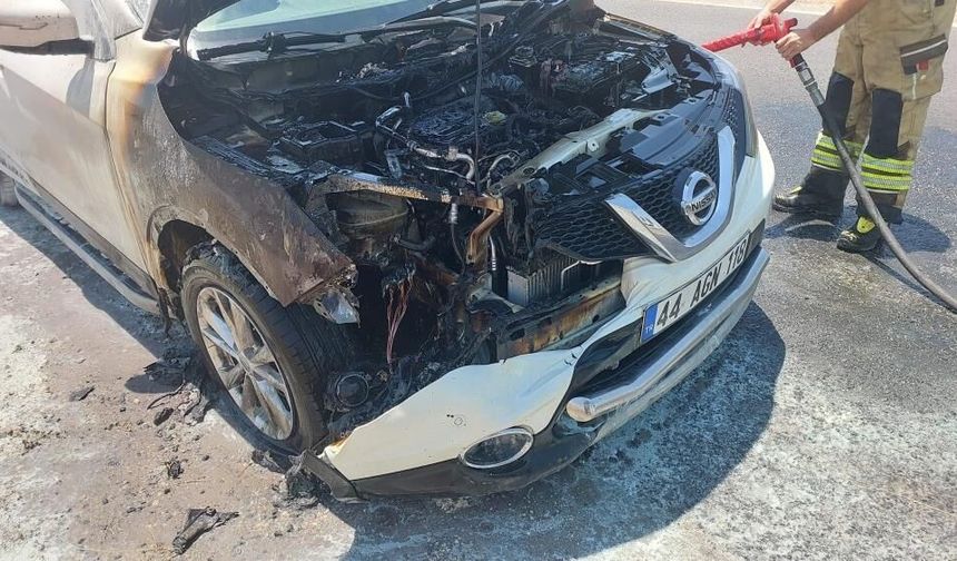 Diyarbakır'da seyir halindeki araç alevlere teslim oldu