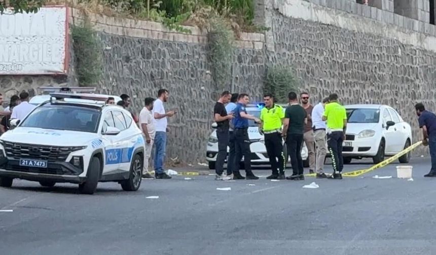 Diyarbakır'da seyir halindeki araca kurşun yağmuru: 1 ağır yaralı