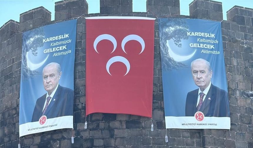 Diyarbakır'ın tarihi surlarında dikkat çeken pankart