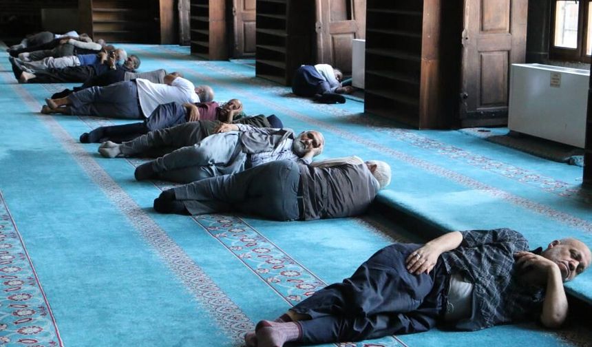 Diyarbakır'da camiler sıcaklarda kurtarıcı oldu