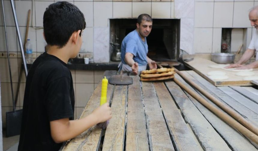 Diyarbakır'da kavurucu sıcakta ekmek mesaisi
