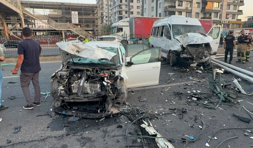 Diyarbakır'da 3 aracın karıştığı kazada 2 yaralı