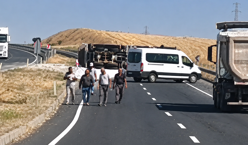 Diyarbakır’da hafriyat kamyonu devrildi: Yol saatlerce trafiğe kapandı