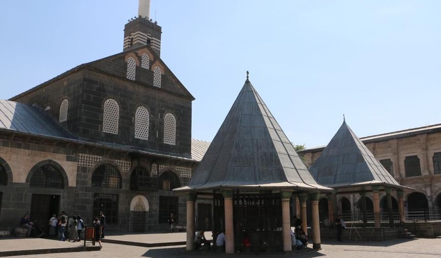 Diyarbakır’ı anlatan "Peygamberler Şehri Diyarbakır" kitabı raflarda