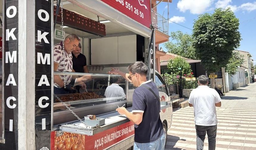 Eşinden boşandı sevinçten lokma dağıttı