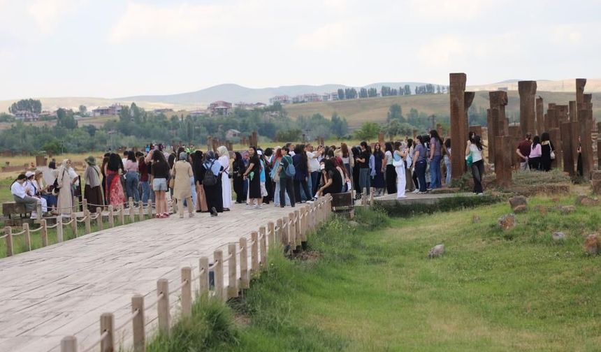 Ahlat'ta tarih canlandı! Selçuklu Meydan Mezarlığı dolup taşıyor