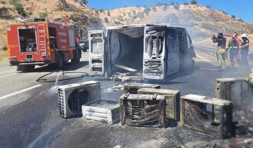 Diyarbakır'da seyir halindeki panelvan alevlere teslim oldu
