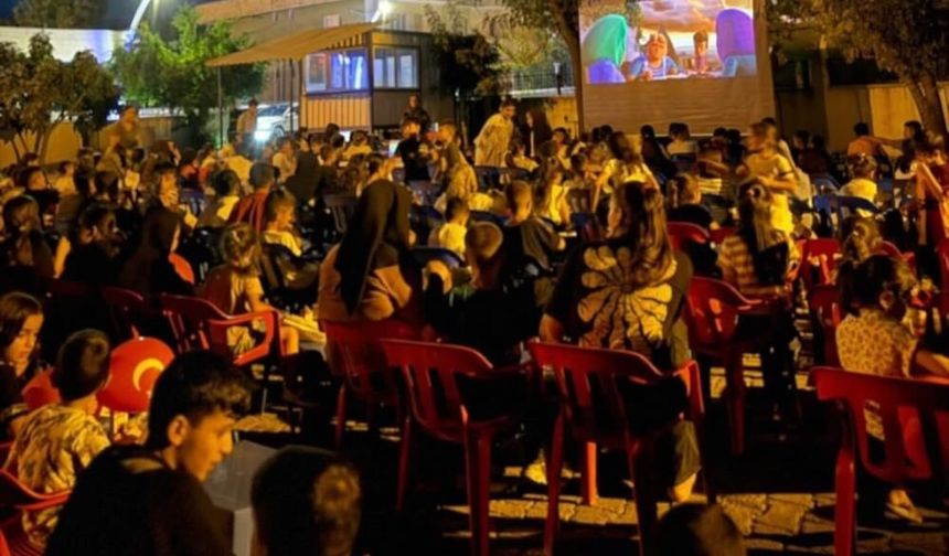 Şırnak’ın köylerinde açık hava sinema keyfi