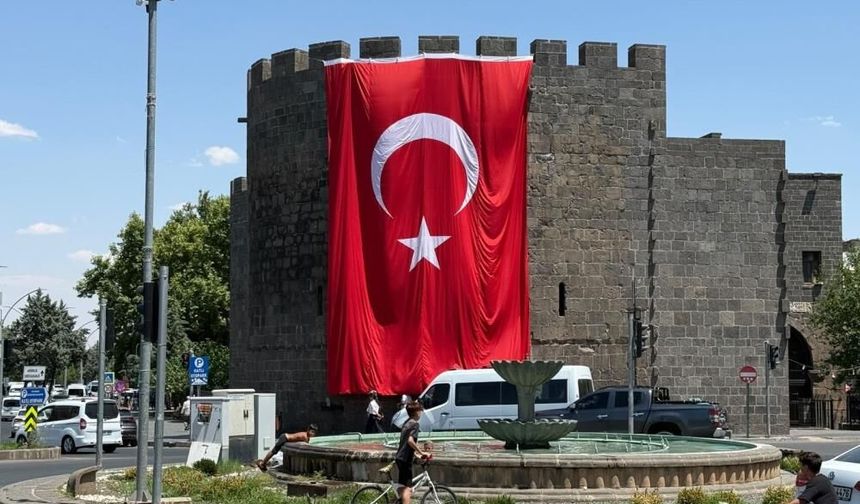 15 Temmuz'da Diyarbakır Surları kırmızı-beyaza büründü