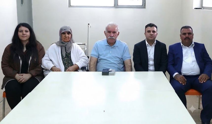 Abdullah Öcalan’ın aile görüşmesinden ilk fotoğraf paylaşıldı