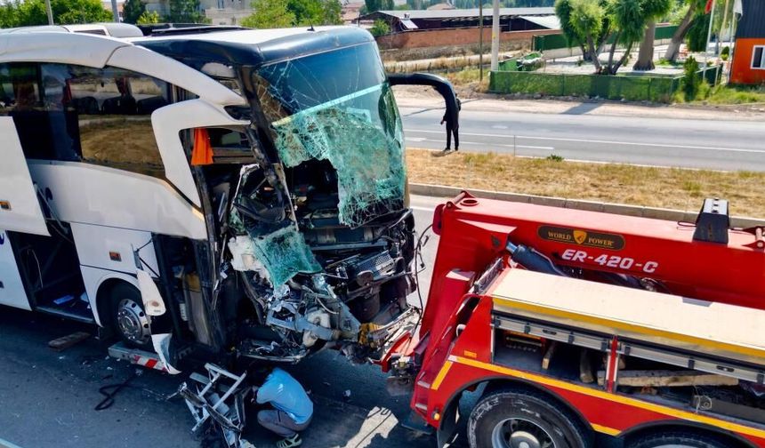 Yolcu otobüsü kaza yaptı: ölü ve yaralılar var