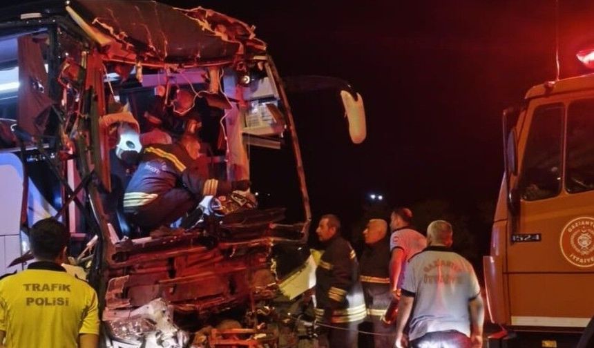 Gaziantep’te yolcu otobüsü tırla çarpıştı: Ölü ve yaralılar var
