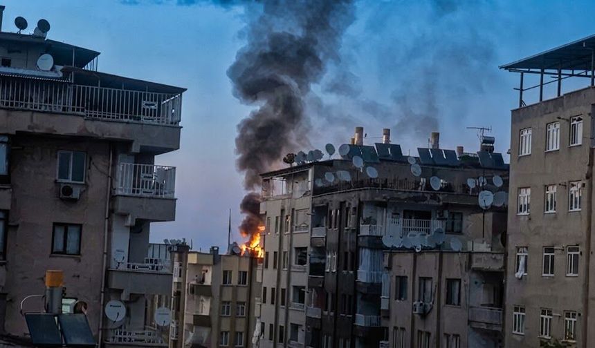 Diyarbakır’da apartmanın çatısında yangın